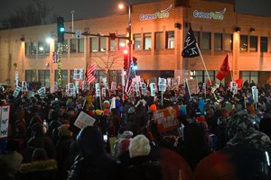 Įtampa JAV: po pareigūno žmogžudystės – protestai gatvėse