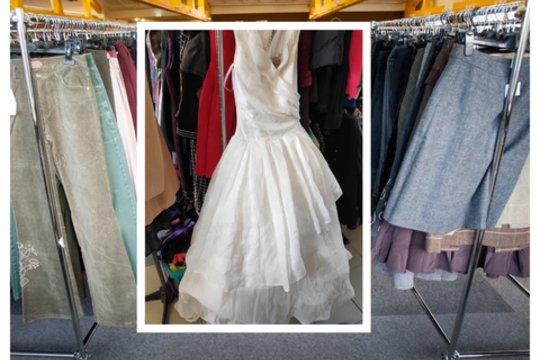 Nepatikėjo savo sėkme: dėvėtų drabužių skyriuje rasta suknelė už 6 eurus uždirbo turtą
