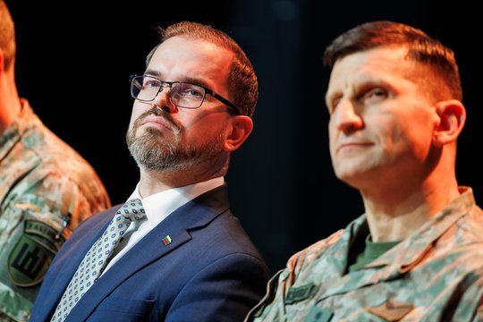 „Turime pasirinkti, ar bučiuosime okupantams batus, ar būsime pasiruošę gintis“: Lazdijuose – audringa akistata su gyventojais