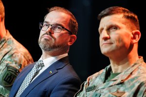 „Turime pasirinkti, ar bučiuosime okupantams batus, ar būsime pasiruošę gintis“: Lazdijuose – audringa akistata su gyventojais