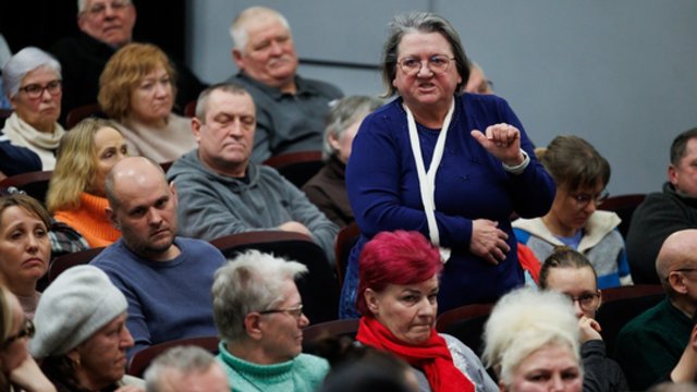 Susitikimas su gyventojais dėl Kapčiamiesčio poligono – iš arti: įsiaudrinusią publiką teko raminti