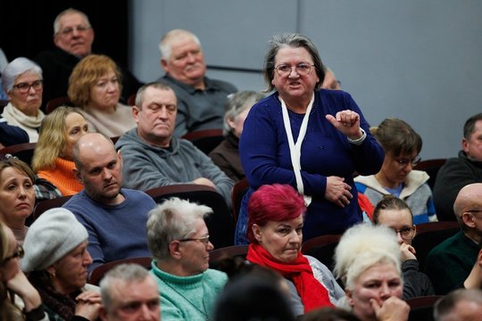 Susitikimas su gyventojais dėl Kapčiamiesčio poligono – iš arti: įsiaudrinusią publiką teko raminti