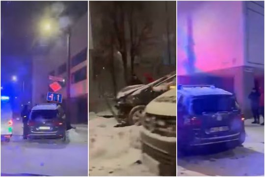 Sniego užklotas Kaunas: sudėtingame kelyje automobilis rėžėsi į stulpą
