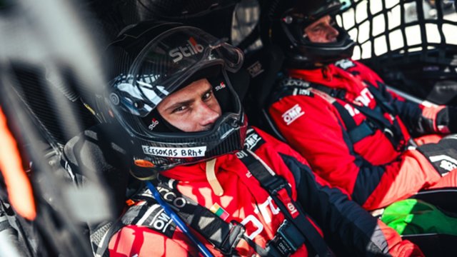 Gedimai prieš poilsio dieną: M. Sidabras ir E. Česokas finišą pasiekė nepaisydami bėdų