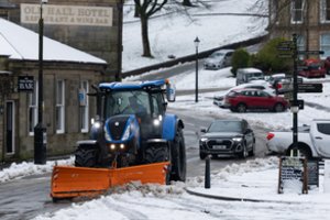 Šimtai uždarytų mokyklų, virstantys medžiai ir mirtis: britai kovoja su audra Goretti