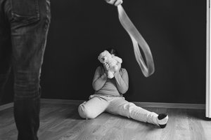 Smurto prieš vaikus mastai Lietuvoje nesitraukia: tokie skaičiai glumina