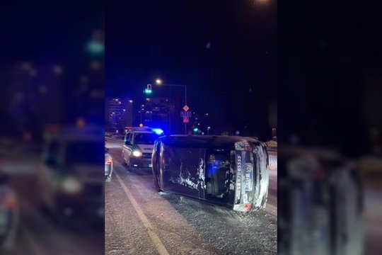 Likus valandai iki vidurnakčio Vilniaus vairuotojai strigo spūstyje – apsivertė „Toyota Prius“