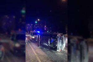 Likus valandai iki vidurnakčio Vilniaus vairuotojai strigo spūstyje – apsivertė „Toyota Prius“