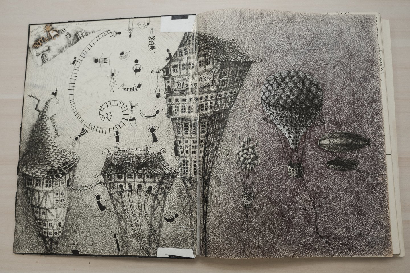 R.Jurevičė dažniausiai piešia tušinuku, kuris primena tušą. Dalis jos piešinių atlikti grafikos technika.<br>R.Vilkelio nuotr.