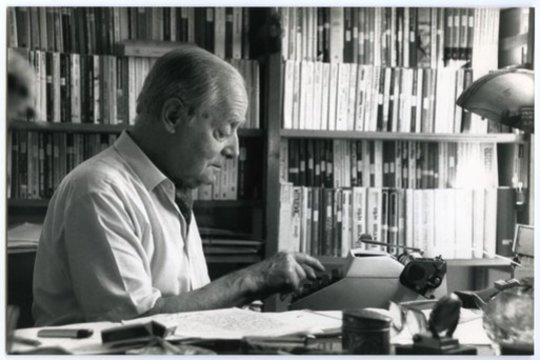 Tarsi prabilęs paminklas: išleista Lietuvos garbės piliečio Jerzy Giedroyco atsiminimų knyga „Autobiografija keturioms rankoms“