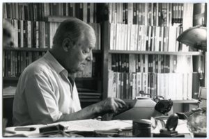 Tarsi prabilęs paminklas: išleista Lietuvos garbės piliečio Jerzy Giedroyco atsiminimų knyga „Autobiografija keturioms rankoms“