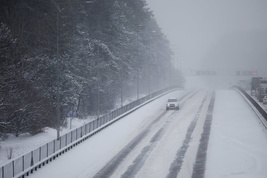 Estijos rankininkų varžovai pateko į žiemos spąstus: rungtynes sustabdė avarija