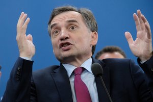 Vengrija suteikė politinį prieglobstį dešimtimis nusikaltimų įtariamam buvusiam Lenkijos ministrui