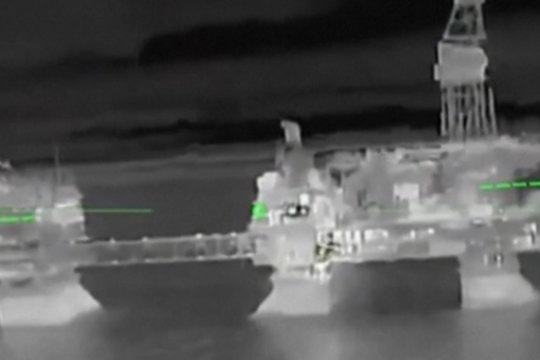 Ukraina smogė Rusijos naftos bendrovės „Lukoil“ gręžimo platformoms: dronai užfiksavo sėkmingą ataką