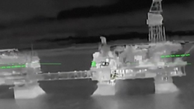 Ukraina smogė Rusijos naftos bendrovės „Lukoil“ gręžimo platformoms: dronai užfiksavo sėkmingą ataką