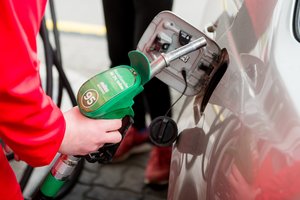 Degalai brangsta, o vairuotojai suka į Lenkiją: kas pasikeitė nuo Naujųjų ir kodėl tai kainuoja milijonus