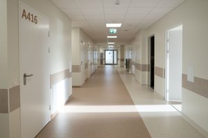 Medikų ir savivaldybių organizacijos prašo grąžinti dienos chirurgiją į prioritetinių paslaugų sąrašą