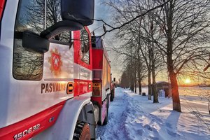 Savaitgalį atslinkus šalčiui – per 100 gaisrų, traukti pusnyse užklimpę automobiliai