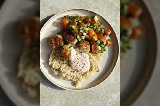 Vištienos kepsneliai su sveikesniu padažu: neapsunkins skrandžio ir figūra padėkos