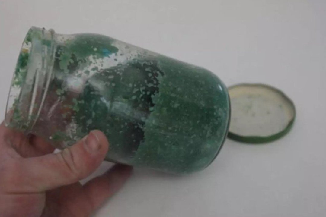 Klaipėdietė sunerimo: stiklainyje palikti česnakai per naktį tapo ryškiai žali