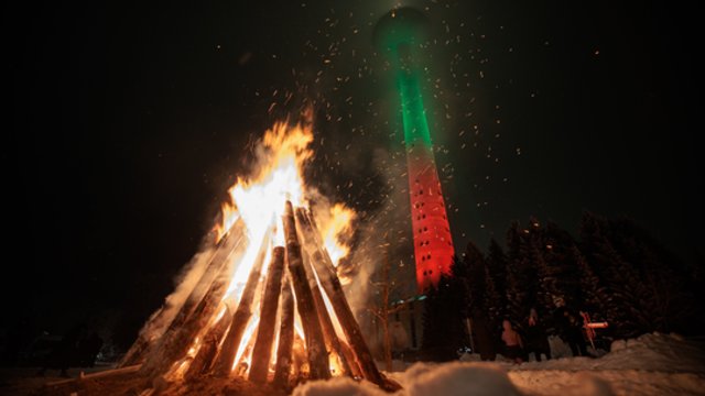 35-osios sausio įvykių metinės: minia rinkosi prie atminimo laužų
