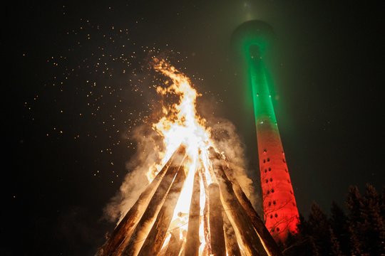 Ryškioje laužų šviesoje išvien plakančios širdys: kadruose – didvyrių pagerbimas prie Televizijos bokšto