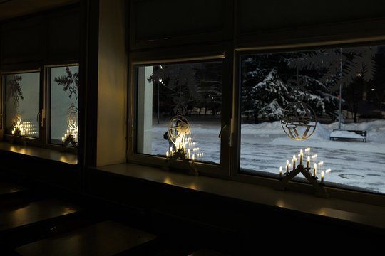 Mokyklos languose – kruvinų įvykių atminimo ženklai: sužibo eilės žvakelių