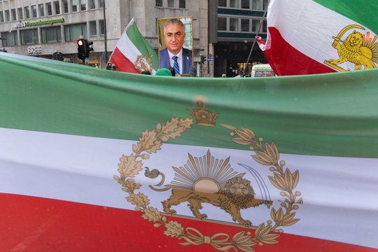 JAV didina spaudimą: įves muitus šalims, prekiaujančioms su Iranu