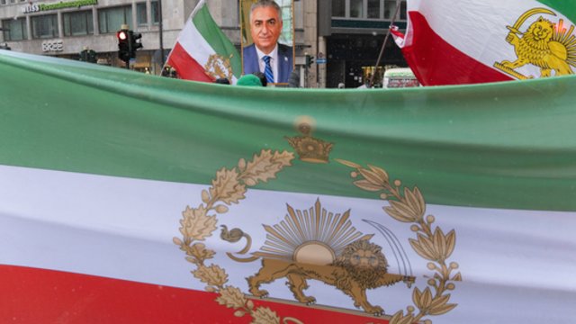 JAV didina spaudimą: įves muitus šalims, prekiaujančioms su Iranu