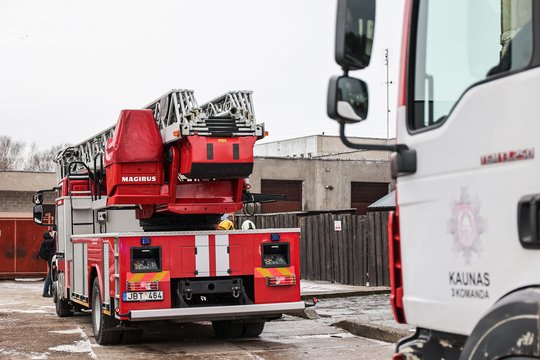 Kaune iš degančio namo pro balkoną iškeltos dvi moterys