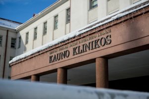 Šakių rajone lengvajam automobiliui susidūrus su vilkiku prireikė ugniagesių pagalbos