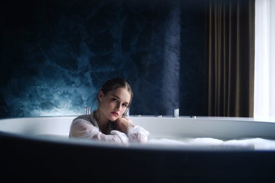 Naują dainą pristatanti Elvija – apie ultimatumą ir vaizdo klipą vonioje