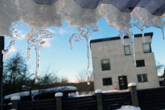 Savivaldybė perspėja: už varveklius ir sniegą ant stogų – solidžios baudos