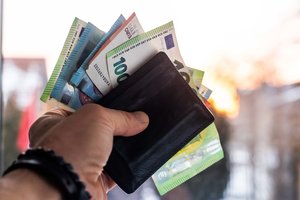 Alga – beveik keturi tūkstančiai „į rankas“, bet norinčių dirbti trūksta