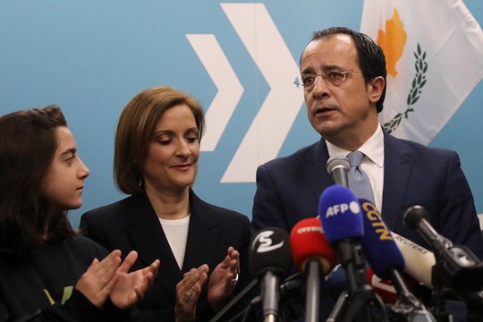 Kipre – didžiulis korupcijos skandalas: atsistatydino ir prezidento žmona