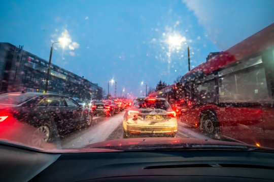 Kelionė namo užtruko ilgiau nei visa darbo diena: po chaotiško penktadienio pasiūlė sprendimą Vilniui