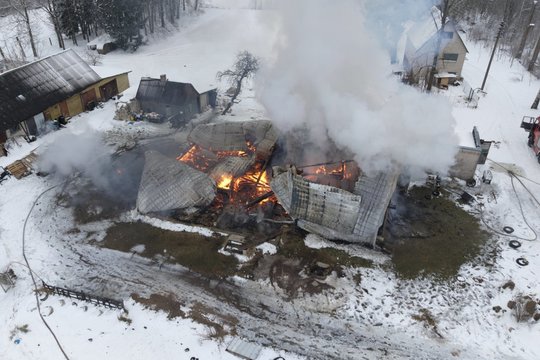 Siaubo persmelktas antradienis Kupiškio r.: sudegė gyvūnų prieglauda – žuvo per 20 globotinių