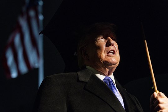 Iš D. Trumpo – raginimas iraniečiams: pagalba jau pakeliui