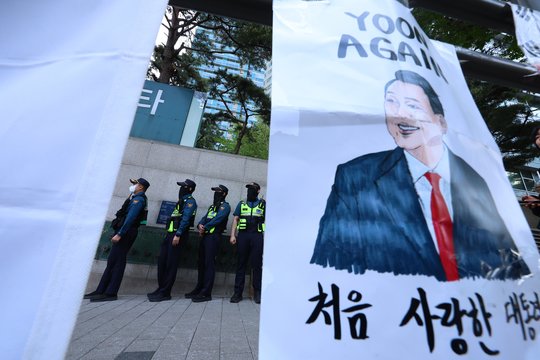 Pietų Korėjos prokurorai reikalauja mirties bausmės eksprezidentui Yoon Suk Yeolui