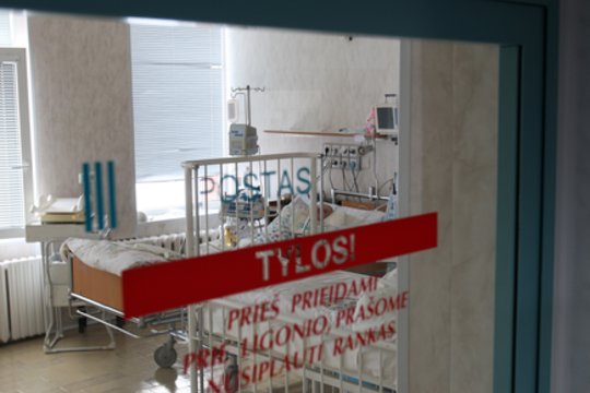 Skaudi nelaimė: Panevėžyje į ligoninę atvežta nudegimus patyrusi dvejų metų mergaitė