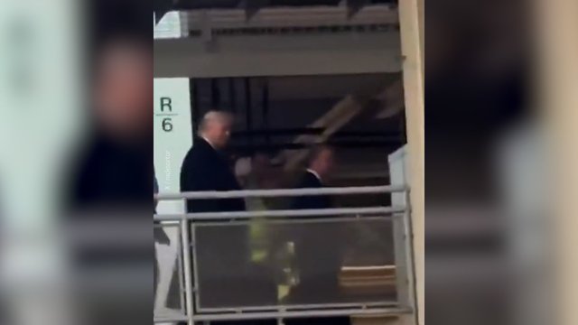 Apsilankęs automobilių gamykloje D. Trumpas sulaukė provokacijos: darbininkui – nepadorus gestas
