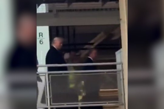 Apsilankęs automobilių gamykloje D. Trumpas sulaukė provokacijos: darbininkui – nepadorus gestas