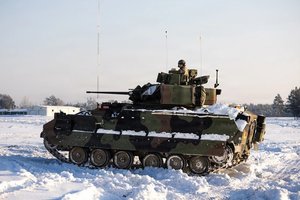 Amerikiečiai prie Baltarusijos sienos surengė „Bradley“ šaudymo pratybas