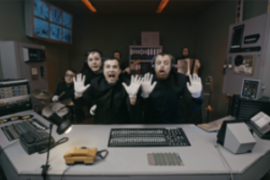 Koncertų turą po Lietuvą pradėję „Antikvariniai Kašpirovskio dantys“ pristato naują dainą