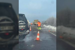 Autostradoje sunkvežimis rėžėsi į kelininkų automobilį – nukentėjo du žmonės