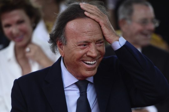 Buvusios Julio Iglesias darbuotojos apkaltino dainininką prekyba žmonėmis