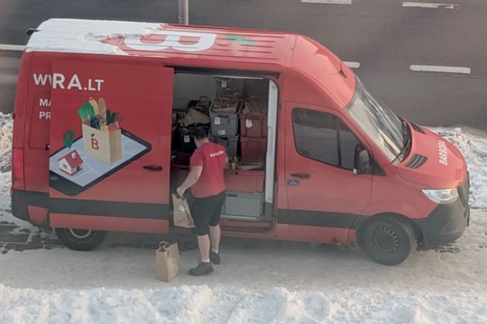 „Barboros“ kurjeris kaustė dėmesį: spaudžiant šalčiui – su marškinėliais ir šortais