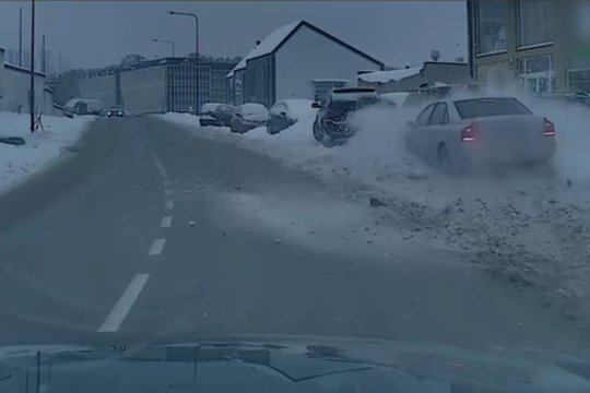 Nuo policijos sprukęs girtas vairuotojas pakliuvo į dar didesnę bėdą: apdaužė kitus du automobilius