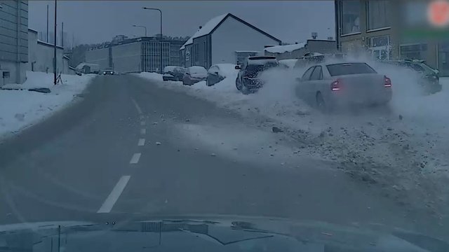 Nuo policijos sprukęs girtas vairuotojas pakliuvo į dar didesnę bėdą: apdaužė kitus du automobilius