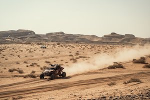 Vos veikiančiu bagiu naktį finišą pasiekęs „Izoton sport“ ekipažas papasakojo, kas atsitiko